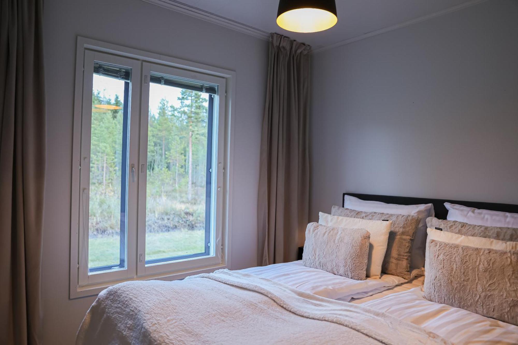 Polar Lights With Jacuzzi By Booklapland *
