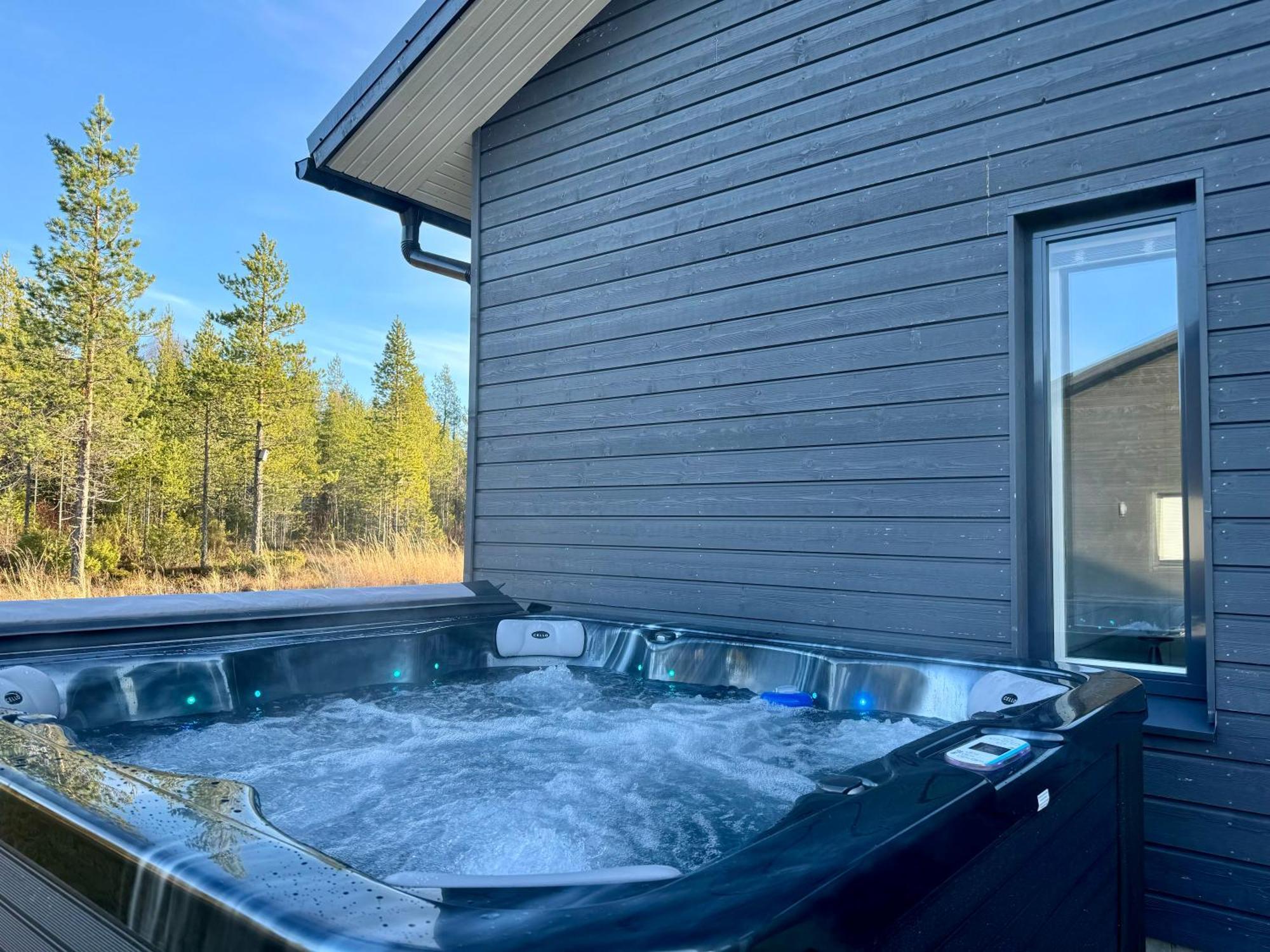 Polar Lights With Jacuzzi By Booklapland *